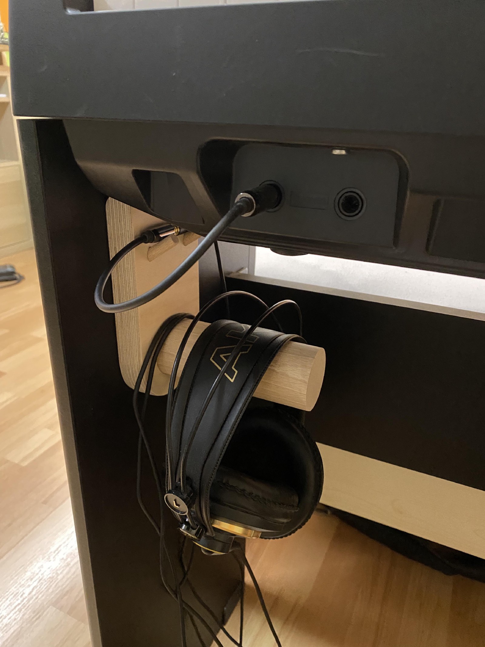 The finished piano headphones holder